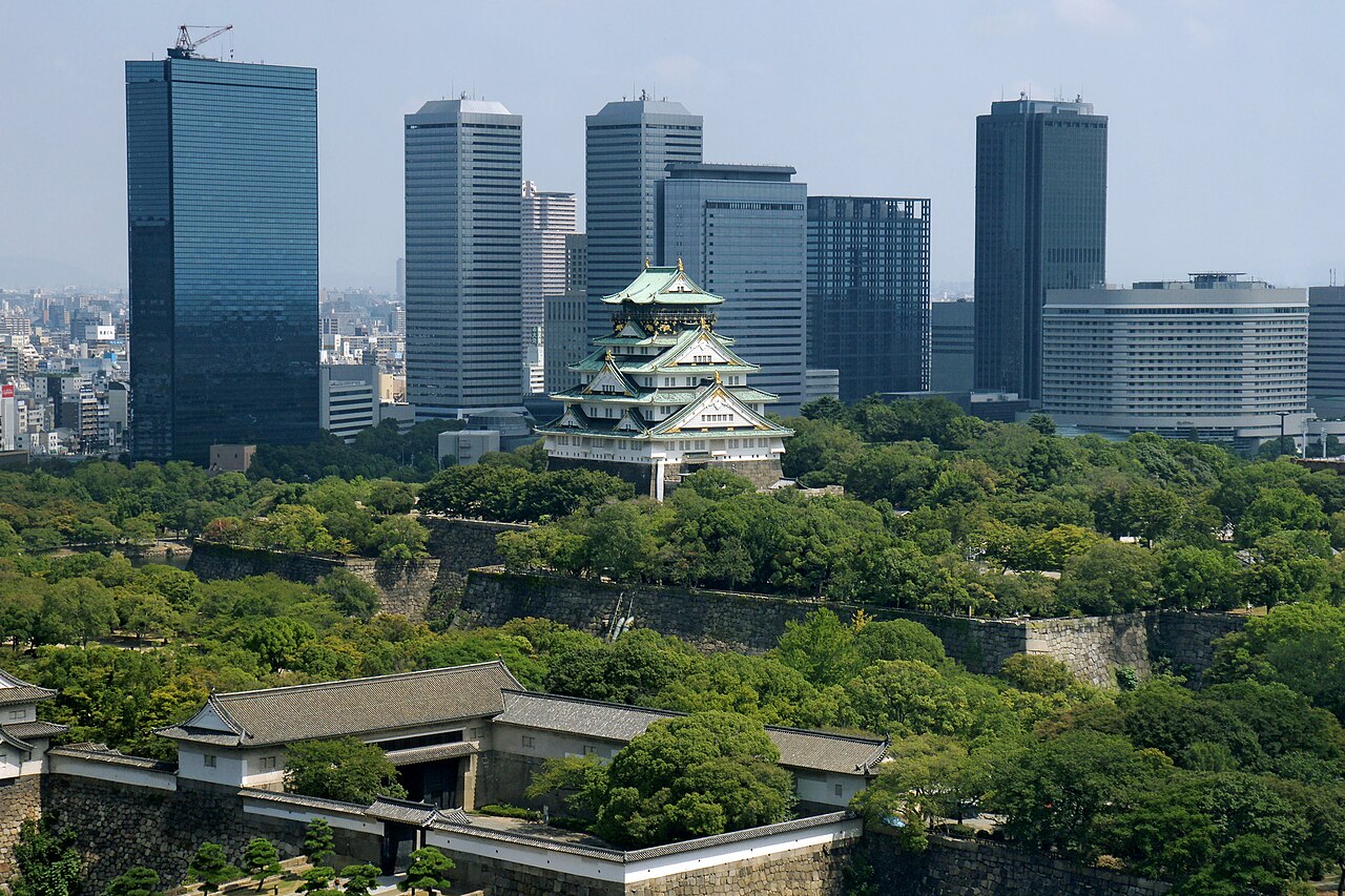 大阪城天守閣與水岸